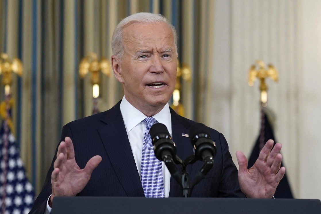 El presidente Joe Biden describió las escenas violentas en que guardias fronterizos estadunidenses usaron caballos para reprimir a los migrantes haitianos que cruzaban a pie la frontera desde México como "escandalosas", el 24 de septiembre de 2021. Foto Ap