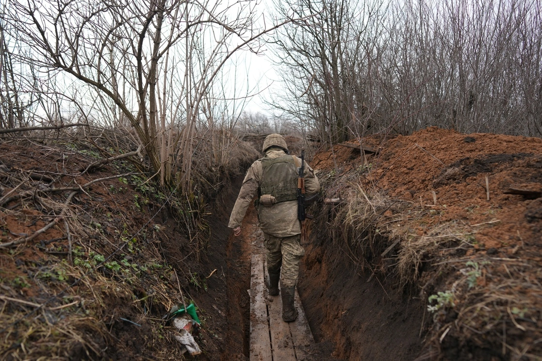 Un militar ucraniano en operaciones. Foto Ap