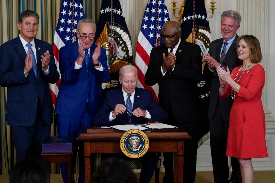 Joe Biden firma la Ley de Reducción de la Inflación, el mayor esfuerzo estadunidense en la lucha contra el cambio climático. Foto Ap.