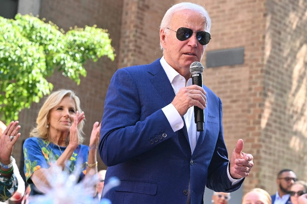 La primera dama de EU, Jill Biden observa hablar a Joe Biden en un acto de campaña en Pensylvania. Foto: Afp