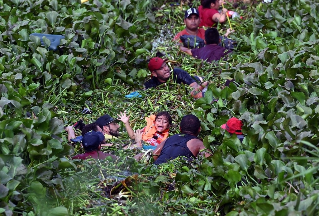 Cruce de migrantes a Estados Unidos por el Río Bravo, en imagen de mayo pasado captada desde Matamoros, Tamaulipas. Foto Afp 