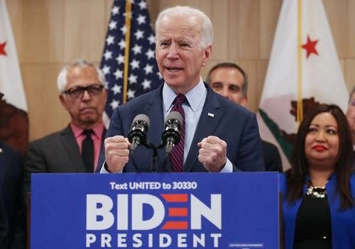 "Estamos muy vivos", festejó Joe Biden ayer en Los Ángeles, tras ganar 10 de los 14 estados que estaban en juego. Sostuvo, sin decir nombres, que quien desea "una revolución" en Estados Unidos, ahora tiene enfrente un "movimiento" encabezado por él. Foto Afp