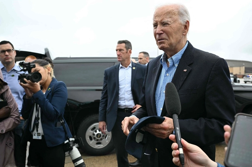 Joe Biden, presidente de EU, habla con periodistas en la Base Aérea Andrews en Maryland, el 2 de octubre de 2024. Foto Afp