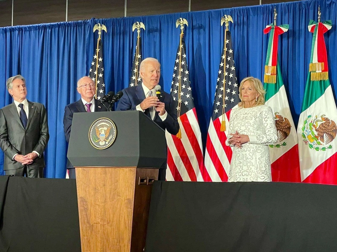 El presidente de EU se reunió con integrantes de su embajada en México. Foto tomada de la cuenta de Twitter @USAmbMex