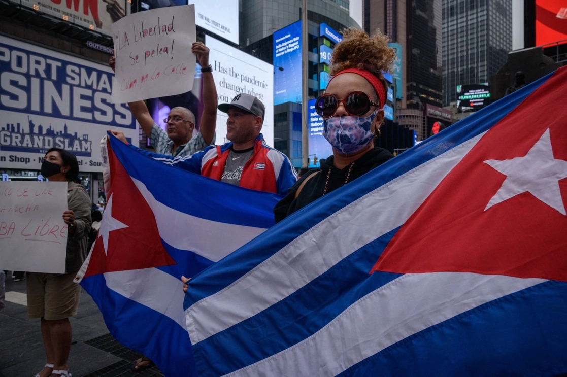 En Cuba se han registrado protestas ante la crisis económica que se agudiza con el bloqueo económico de Estados Unidos. Foto Afp