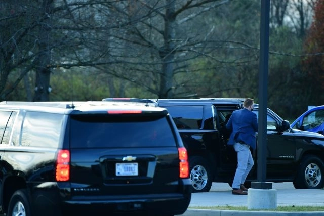 El presidente electo de EU, Joe Biden, llega a una clínica de Delaware para ser revisado de un tobillo. Foto Afp