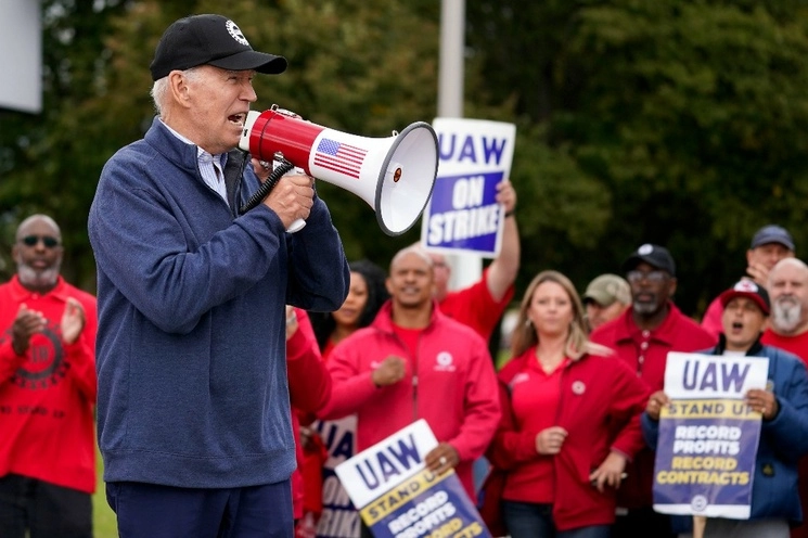 El presidente de Estados Unidos, Joe Biden, afirmó que los trabajadores del sector automotor en huelga merecen un aumento salarial "significativo", al unirse a ellos en Michigan, el 26 de septiembre de 2023. Foto Ap