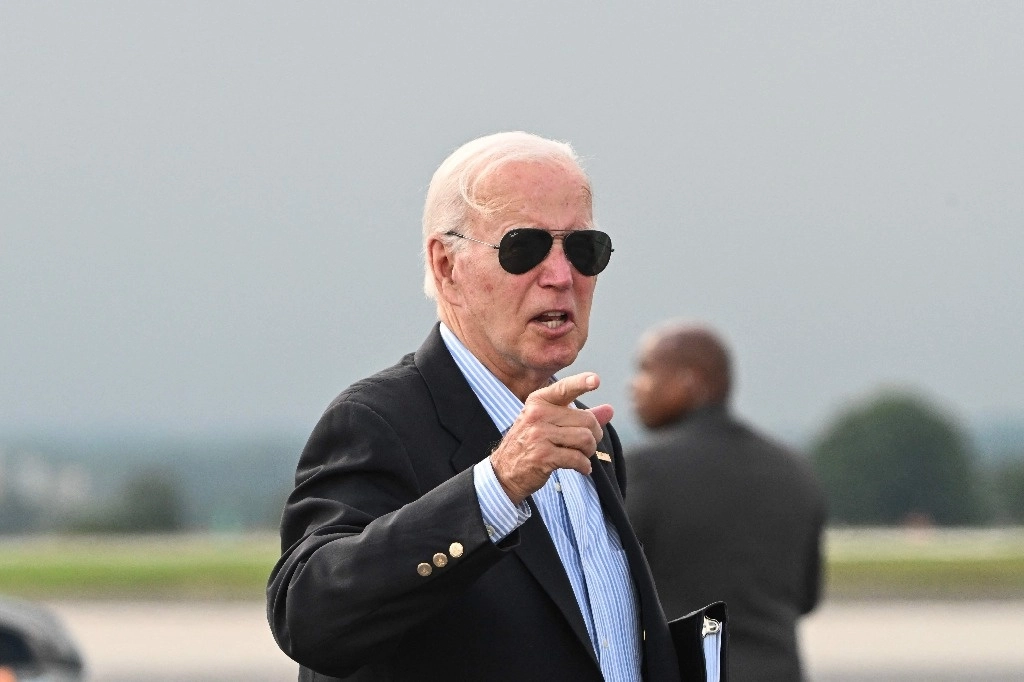 El presidente de Estados Unidos, Joe Biden, camina para abordar el Air Force One en el Aeropuerto Regional de Hagerstown, en Hagerstown, Maryland, el 18 de agosto de 2024. Biden pasó el fin de semana en Camp David y está viajando de regreso a Washington, DC. Foto Afp