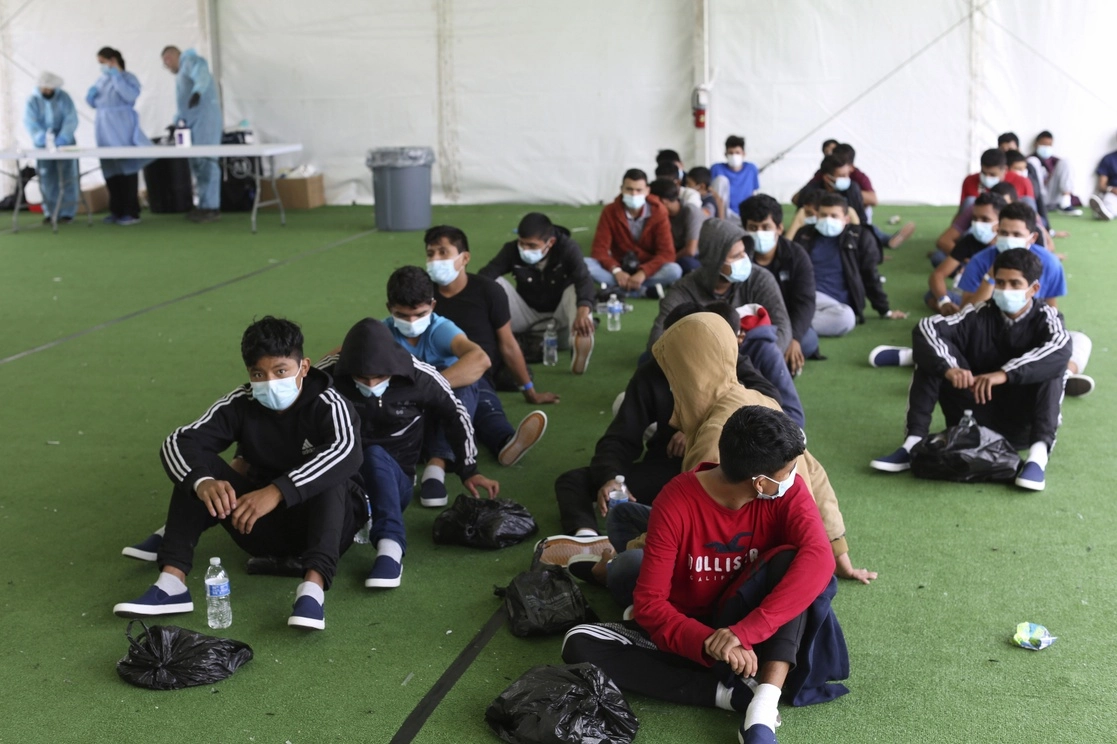 Jóvenes migrantes esperan una prueba de detección Covid en un centro de detención de Seguridad Nacional en Valle del Río Grande, en Donna, Texas. Foto Ap