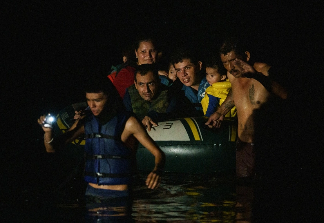 Migrantes cruzan la frontera entre México y EU por el Río Grande a bordo de una balsa. Foto Afp 