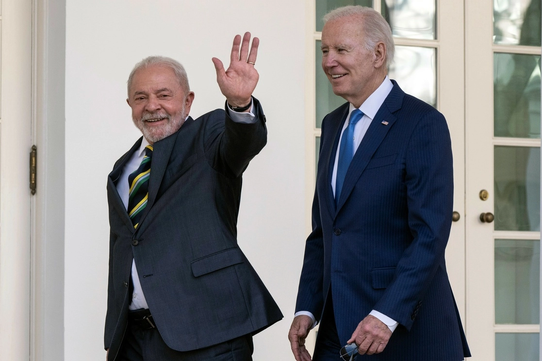 Las democracias de Estados Unidos y Brasil, "las más grandes del hemisferio occidental, han sido duramente probadas", dijo el mandatario estadunidense a su par Luiz Inácio Lula Da Silva, durante su visita a la Casa Blanca. Foto Ap