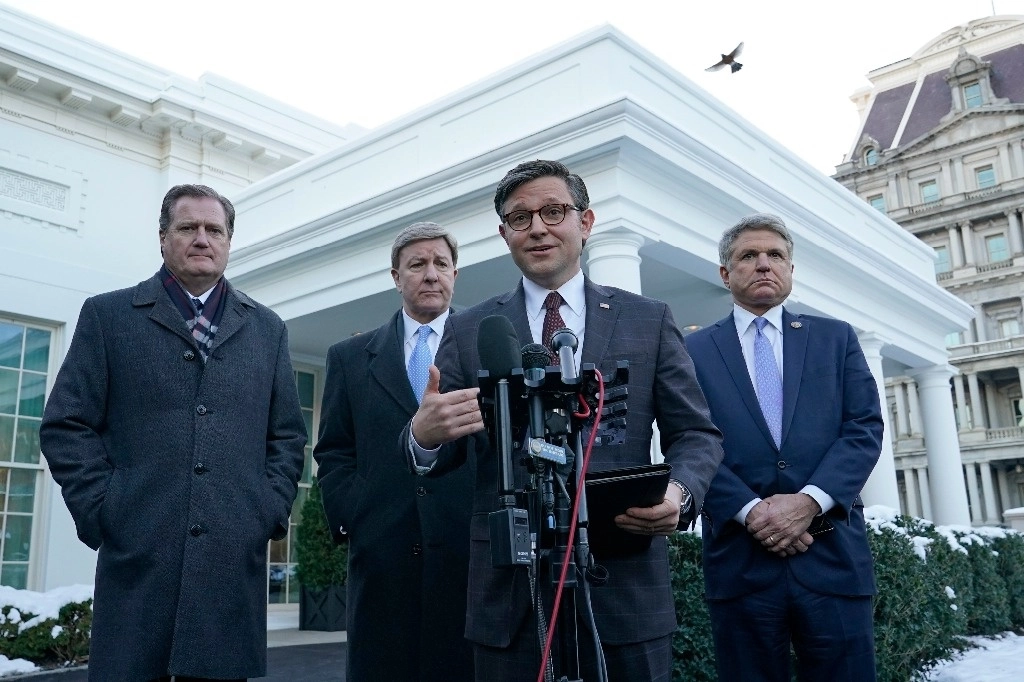 El presidente de la Cámara de Representantes, Mike Johnson, de Los Ángeles, segundo desde la derecha, flanqueado desde la izquierda por el representante Mike Turner, republicano por Ohio, el representante Mike Rogers, republicano por Alabama, y ​​el representante Mike McCaul, republicano por Texas, habla afuera de la Casa Blanca. Foto Ap