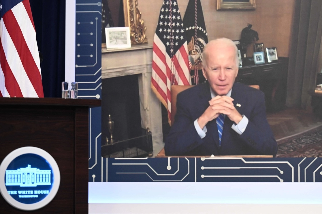 Los síntomas de covid-19 para el presidente estadunidense Joe Biden “ya han casi desaparecido”, afirmó su médico. En la imagen, el mandatario durante una reunión vía remota, en Washington, D.C., el 25 de julio de 2022. Foto Afp