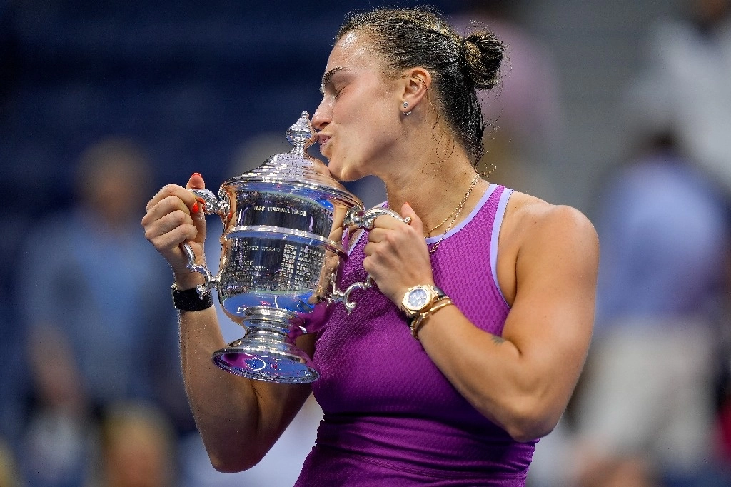 Aryna Sabalenka, de Bielorrusia, besa el trofeo del campeonato después de derrotar a Jessica Pegula, de Estados Unidos, en la final individual femenina del Abierto de Estados Unidos de tenis, el sábado 7 de septiembre de 2024, en Nueva York. Foto Ap