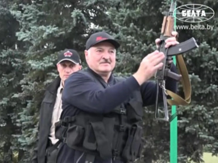 En Minsk y otras ciudades bielorrusas decenas de miles de personas repudiaron ayer a Alexandr Lukashenko. Foto Ap