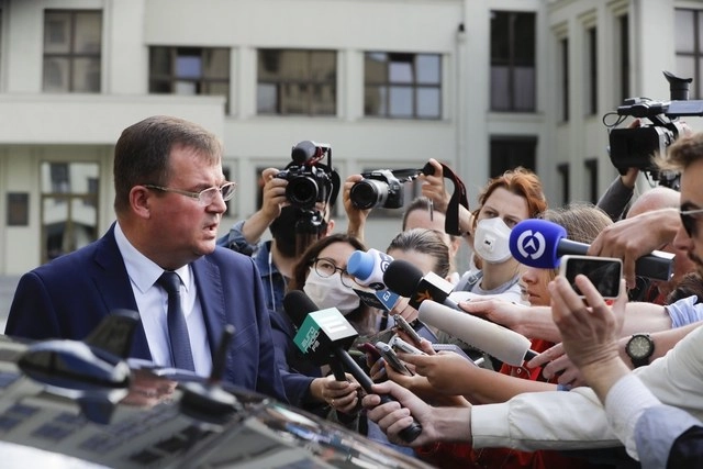 Andrei Ravkov, la cabeza de la Secretaría de Estado del Consejo de Seguridad de Bielorrusia, habla con reporteros sobre la detención de una treintena de rusos, en Minsk. Foto Ap 