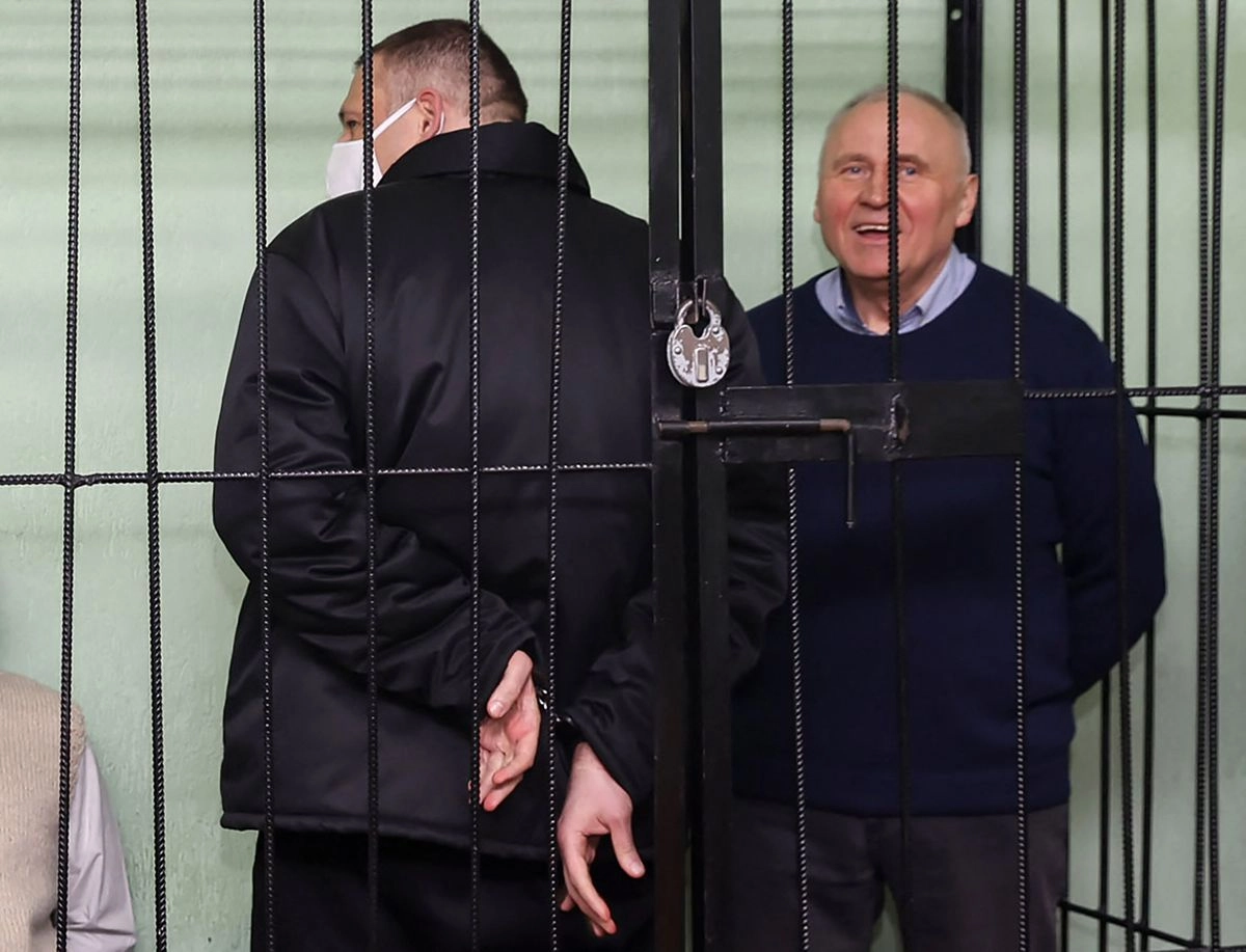 Bielorrusia liberó a 52 presos políticos, entre ellos el histórico opositor Mikola Statkevich (derecha), tras los esfuerzos de mediación de EU, según informaron autoridades. Imagen del 14 de diciembre de 2021. Foto Sergei Kholodilin / Belta / 