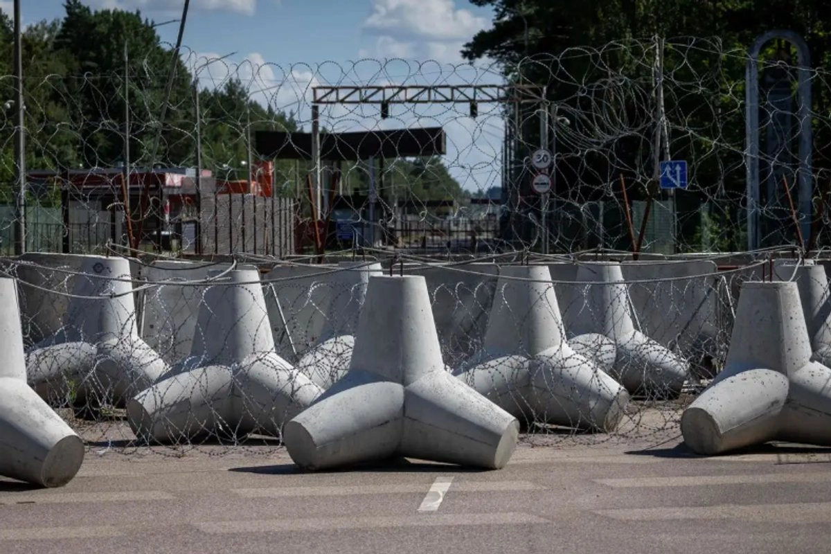 El cruce fronterizo entre Polonia y Bielorrusia se ve tras barreras antitanque de hormigón y alambre de púas.