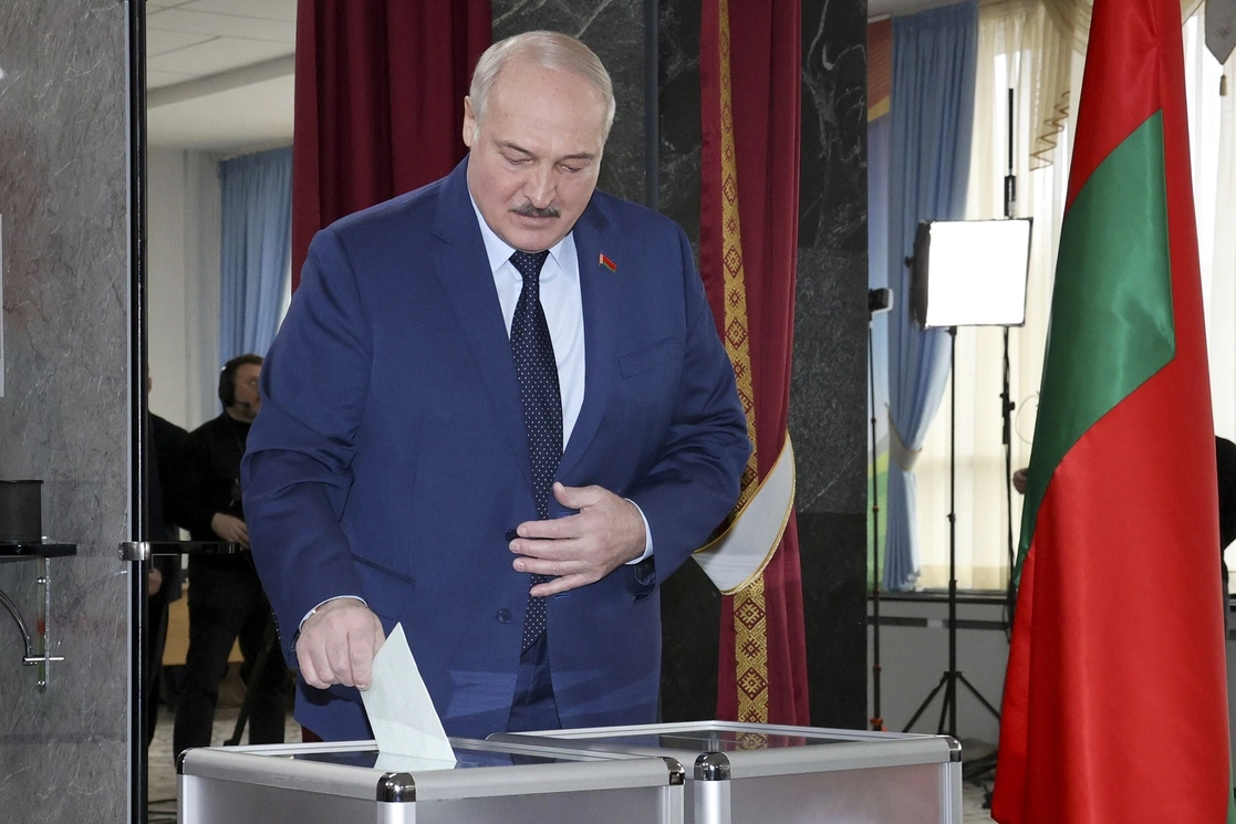 El presidente de Bielorrusia, Alexander Lukashenko, emite su voto durante el referéndum sobre enmiendas constitucionales en Minsk. Foto Ap