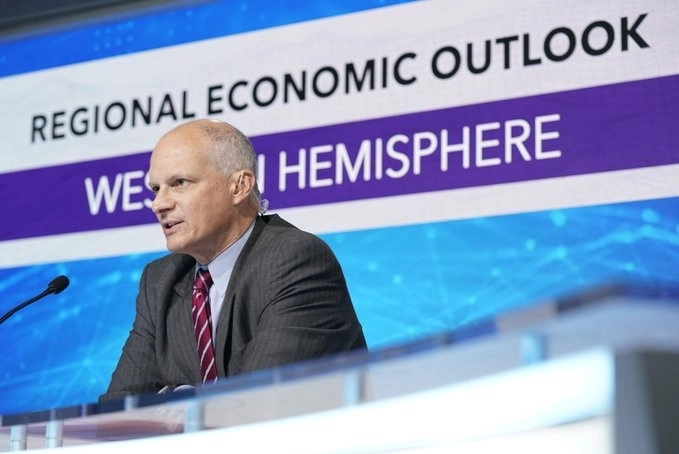 Si bien la economía mexicana se vio beneficiada por el impulso de las manufacturas, de la apertura en la industria automotriz y el que se hayan mantenido las remesas en lo que va de la crisis, Alejandro Werner dijo que será una de las más afectadas en América Latina. Imagen de @FMInoticias