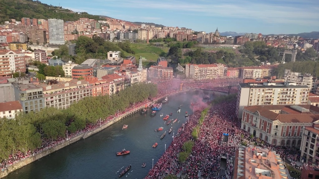 Bilbao celebrates the Copa del Rey title with its emblematic barge