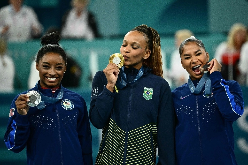 (De izquierda a derecha) La estadounidense Simone Biles (plata), la brasileña Rebeca Andrade (oro) y la estadounidense Jordan Chiles (bronce) posan durante la ceremonia del podio de la prueba de suelo femenina de gimnasia artística de los Juegos Olímpicos de París 2024 en el Bercy Arena de París, el 5 de agosto de 2024. Foto Afp