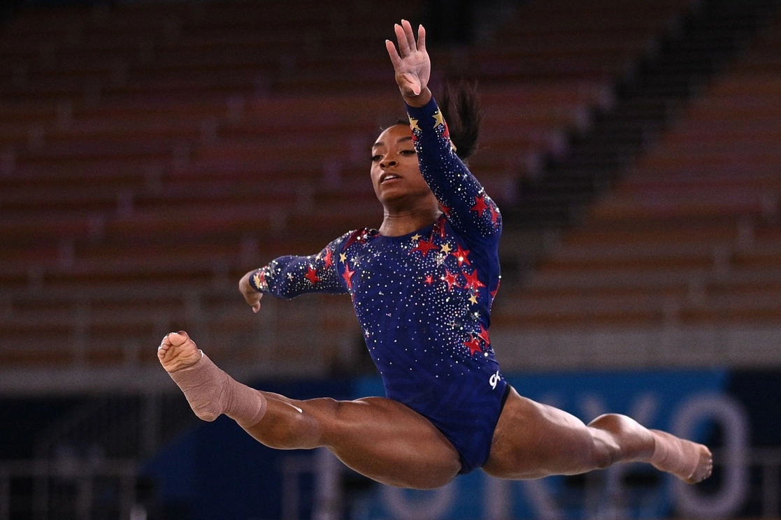La gimnasta estadunidense Simone Biles compite en el evento de piso de la calificación de gimnasia artística femenina durante los Juegos Olímpicos de Tokio 2020 en el Centro de Gimnasia Ariake en Tokio, el 25 de julio de 2021. Foto Afp