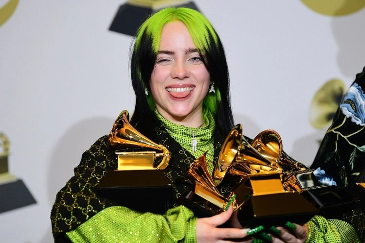 Billie Eilish, feliz con sus Grammys. Foto Afp 