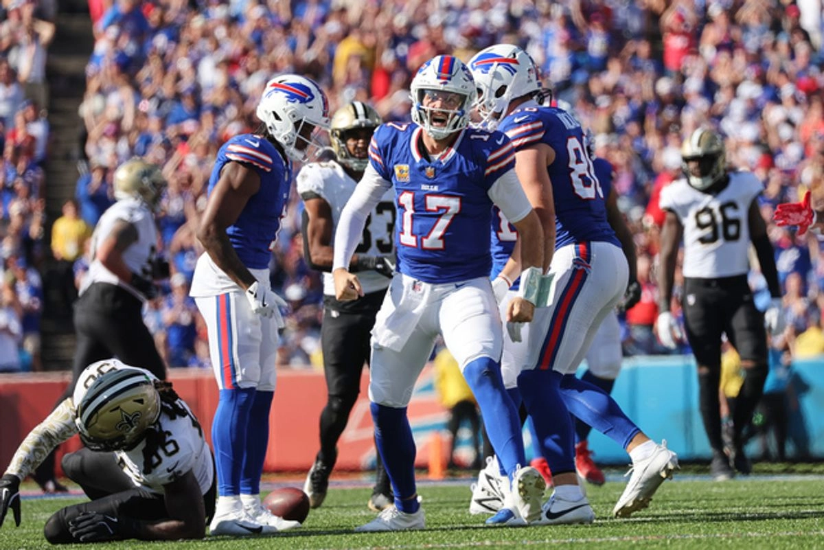 El mariscal de campo de los Buffalo Bills, Josh Allen (17) celebra durante una jugada en el encuentro. Foto 