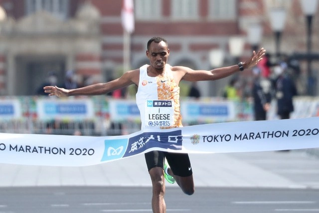 El etíope, Birhanu Legese terminó el Maratón de Tokio en un tiempo de 2 horas, cuatro minutos y 14 segundos. Foto Afp 