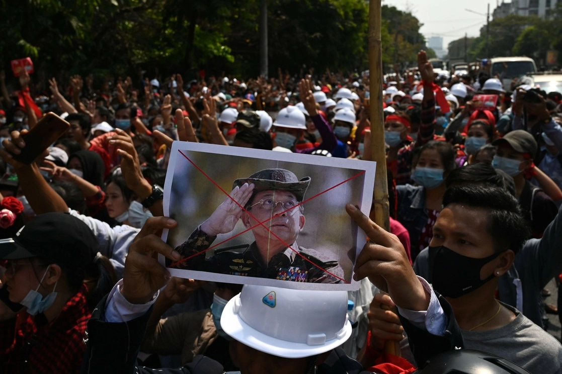Un manifestante sostiene una fotografía del jefe militar de Myanmar, el general Min Aung Hlaing, durante la manifestación de hoy en Yangon contra el golpe militar. Foto Afp