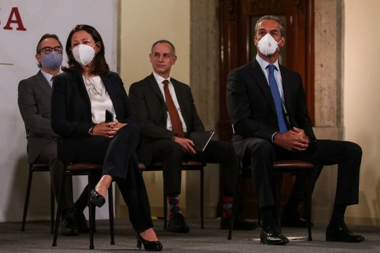 Sylvia Lorena Varela, presidenta de Astra-Zeneca México; Carlos Slim Domit, presidente del Consejo de Administración de Grupo Telmex y representante de la Fundación Carlos Slim; Miguel Betancourt Cravioto, direcotr de Soluciones Globales de Fundación Carlos Slim; y Hugo López-Gatell, subsecretario de Salud durante la conferencia matutina en Palacio Nacional. Foto Cuartoscuro