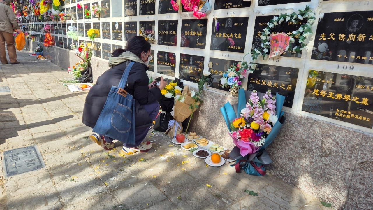 Aunque la conmemoración del Qingming se remonta a hace 2 mil 500 años, fue apenas en 2008 cuando se convirtió en día festivo y feriado en China, que se celebra con la entrada de la primavera. Foto 