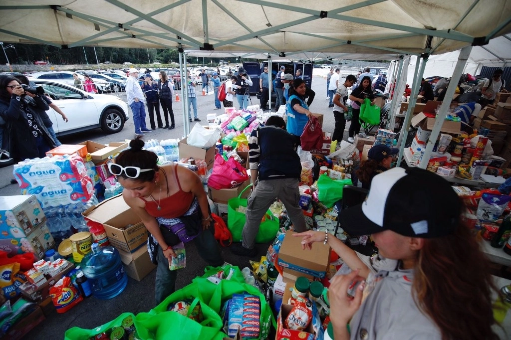 Voluntarios acomodan productos que donan las personas en el centro de acopio ubicado junto al asta bandera del Estadio Olímpico de la UNA. Foto Cristina Rodríguez