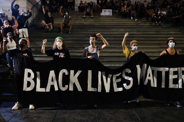 En Nueva York, integrantes del movimiento Black Lives Matter protestan contra la violencia policial hacia la comunidad afrodescendiente. Foto Afp 