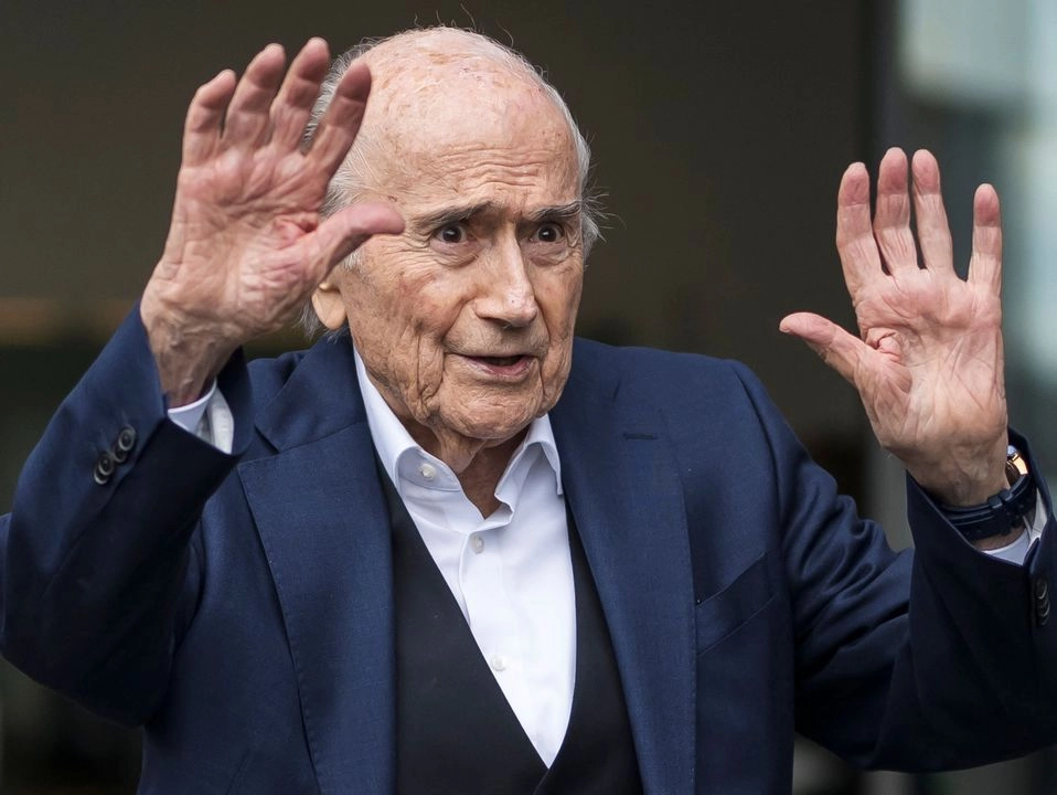 No fue hasta cuando terminó la declaración del veredicto de 55 minutos, Blatter sonrió antes de estrechar la mano de su abogado, el 25 de marzo de 2025. Foto 