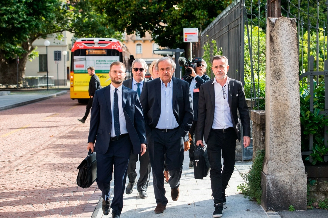 El ex astro del futbol francés, al centro, sostiene que todo el caso se desató para impedir que llegara a la presidencia del máximo órgano rector del futbol mundial. Foto Ap
