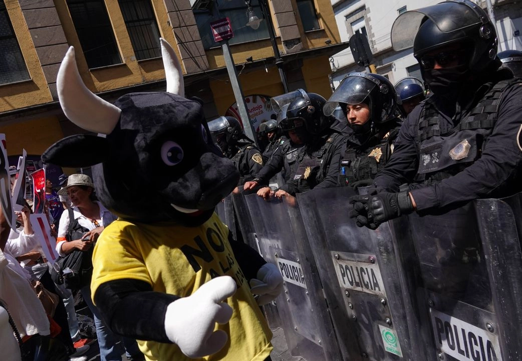  Activistas acudieron al Congreso de la Ciudad de México para manifestarse en contra de las corridas de toros. Exigen que congresistas dictaminen su prohibición en la capital. Foto 