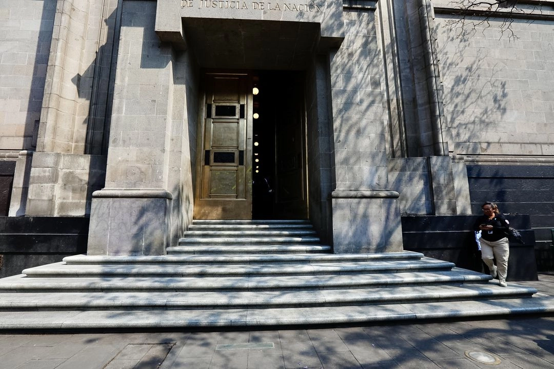 La sentencia establece: el "Tribunal Pleno considera que una interpretación sistemática y funcional del marco constitucional vigente permite sostener que actualmente ya no se sostiene la vigencia del Acuerdo General Plenario 9/2005, tratándose de faltas administrativas atribuidas a las ministras y los ministros de la SCJN. Foto 