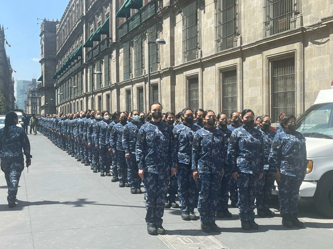 Integrantes de la Guardia Nacional y de la Secretaría de la Defensa Nacional resguardan Palacio Nacional, previo a la llegada de colectivos feministas al Centro Histórico de la Ciudad de México, el 8 de marzo de 2022. Foto ‘La Jornada’
