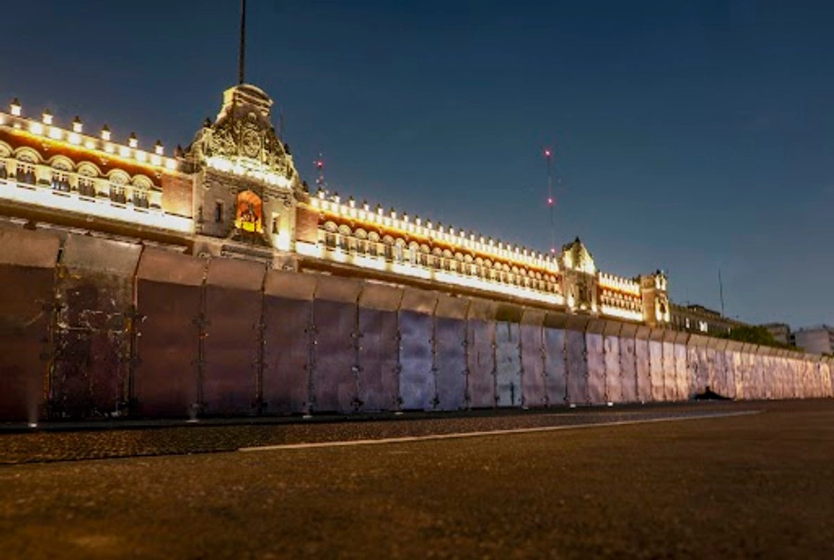 Las inmediaciones de Palacio Nacional y la Catedral Metropolitana fueron cubiertas con vallas ante la proximidad de las movilizaciones de la CNTE y de la llamada generación Z, programadas para jueves y sábado, respectivamente. 