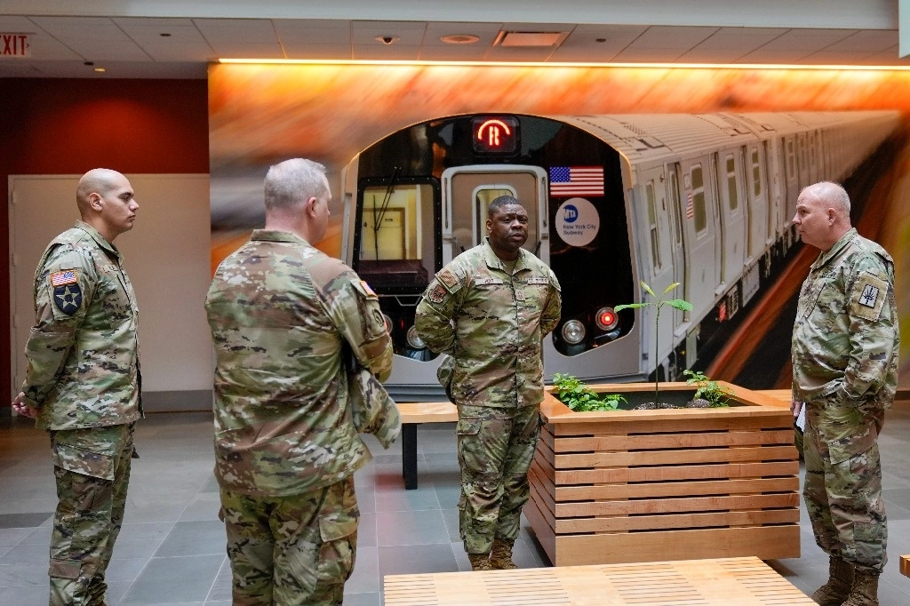 Miembros de las fuerzas armadas estadunidenses serán desplegados en el Metro de Nueva York, el 6 de marzo de 2024. Foto Ap 