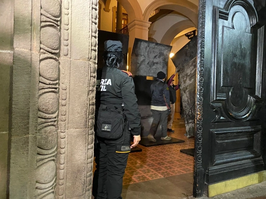 Alrededor de 100 elementos de Fuerza Civil de Nuevo León y camiones cargados con vallas metálicas, llegaron este noche a Palacio de Gobierno. Foto: Carlos Enriquez / ABC Noticias
