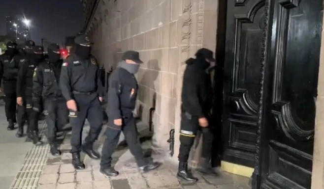 Un grupo de personas arribó a la Explanada de los Héroes pasadas las 20:15 horas para colocar alrededor al menos 80 vallas de 2.20 metros de altura en los alrededores. Foto X / archivo