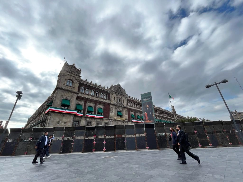 El Palacio Nacional se encuentra rodeado por vallas, a unas horas de que inicie la marcha por el octavo aniversario de la desaparición de los 43 normalistas de Ayotzinapa, en el Centro Histórico capitalino, el 26 de septiembre de 2022. Foto María Luisa Severiano 

