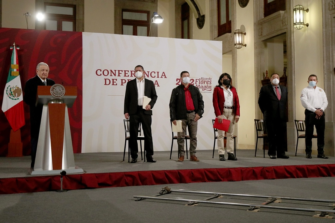 El presidente Andres Manuel Lopez Obrador con algunos de los candidatos a dirigir el sindicato petrolero, en la conferencia matutina del 25 enero de 2022. Foto María Luisa Severiano