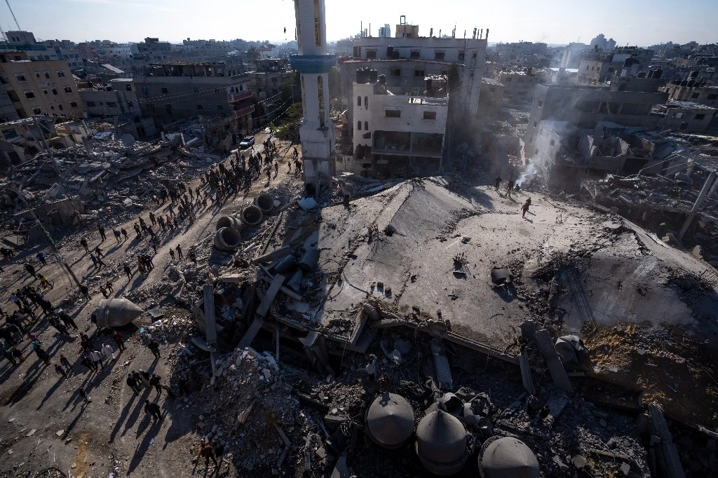 Los palestinos observan la destrucción después de un ataque israelí contra edificios residenciales y una mezquita en Rafá, Franja de Gaza, el 22 de febrero de 2024. Foto Ap