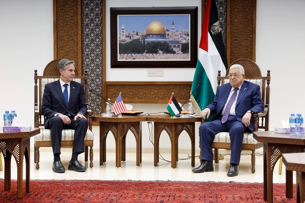 El secretario estadunidense de Estado, Antony Blinken (a la izquierda), ayer durante el encuentro en Ramalá con el presidente de la Autoridad Nacional Palestina, Mahmoud Abbas. Foto Afp 