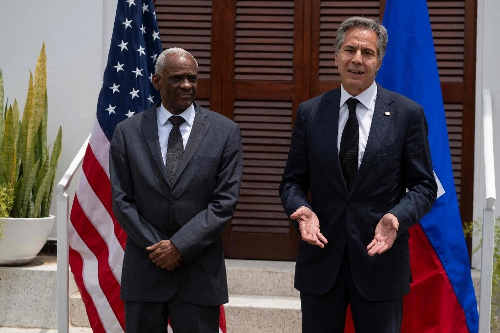 El secretario de Estado de los Estados Unidos, Antony Blinken, y el Coordinador del Consejo Presidencial de Transición de Haití, Edgard Leblanc Fils (izq.), durante una conferencia de prensa en la Residencia del Jefe de Misión de los EU en Puerto Príncipe, Haití, el 5 de septiembre de 2024. Foto Roberto Schmidt / Pool / Afp