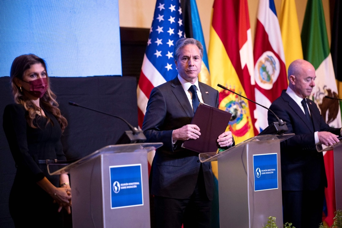 La canciller, Erika Mouynes; el secretario de Estado de Estados Unidos, Antony Blinken; y el secretario de Seguridad Nacional, Alejandro Mayorkas, durante la Conferencia Ministerial sobre Migración y Protección, en la Ciudad de Panamá, el 20 de abril de 2022. Foto Afp 